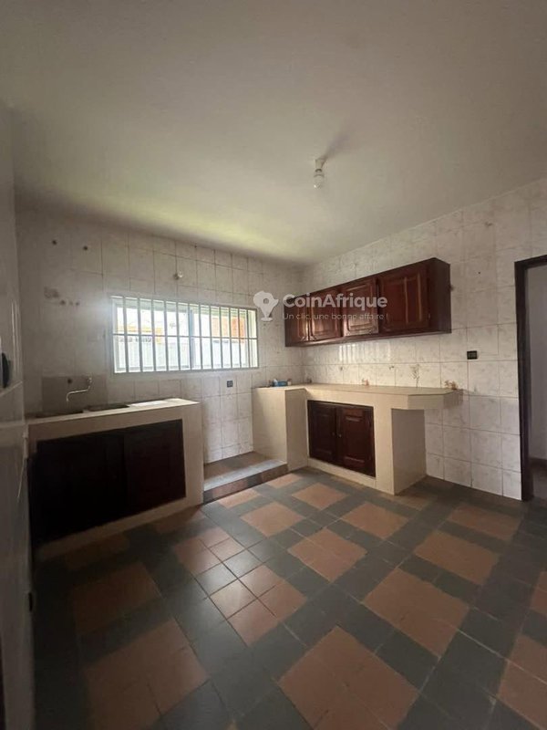 Villa duplex de 6 pièces avec titre foncier et jardin spacieux