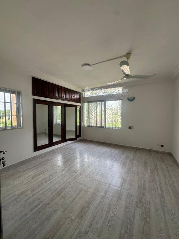 Villa duplex de 6 pièces avec titre foncier et jardin spacieux