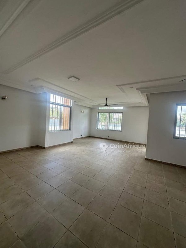 Villa duplex de 6 pièces avec titre foncier et jardin spacieux