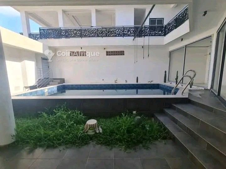 Villa luxueuse de 6 pièces avec piscine et jardin spacieux