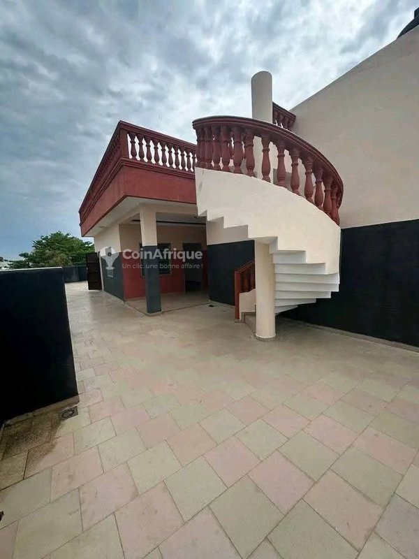 Villa luxueuse de 4 pièces avec terrasses offrant une vue imprenable sur la mer