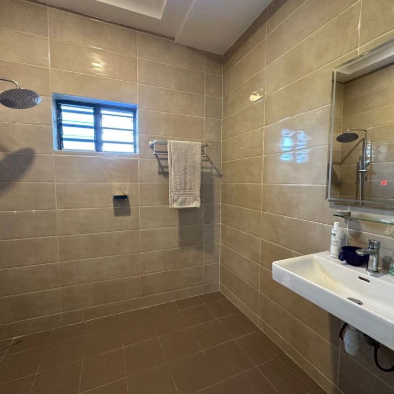 Appartement meublé 2 pièces avec salon dans un immeuble de standing