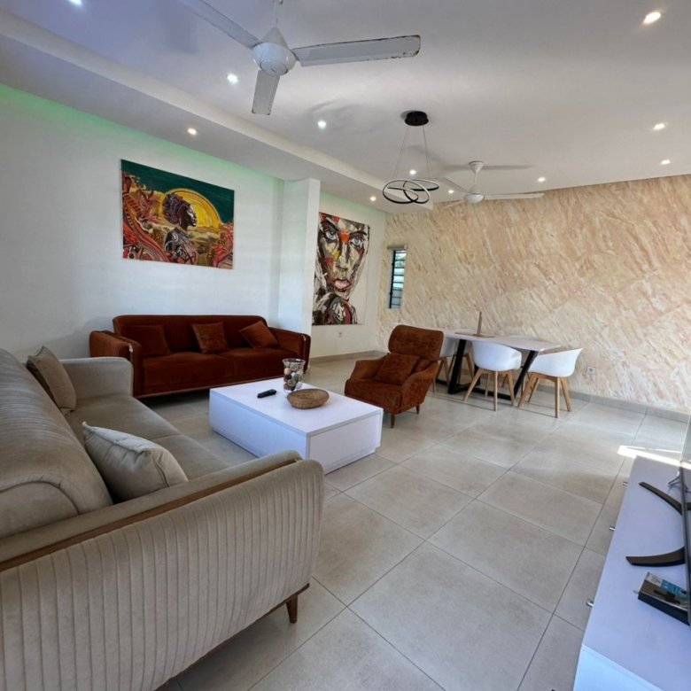 Appartement meublé 2 pièces avec salon dans un immeuble de standing