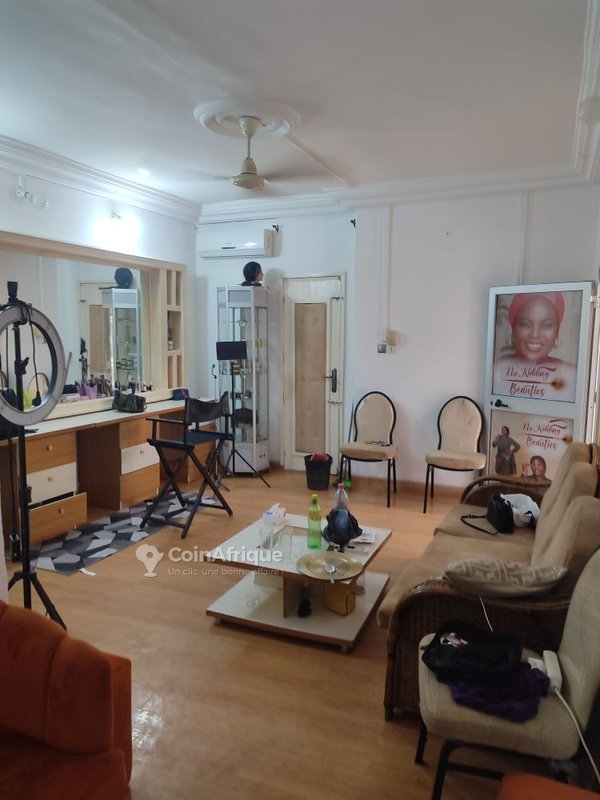 Magasin entièrement équipé avec mobilier haut de gamme et climatisation