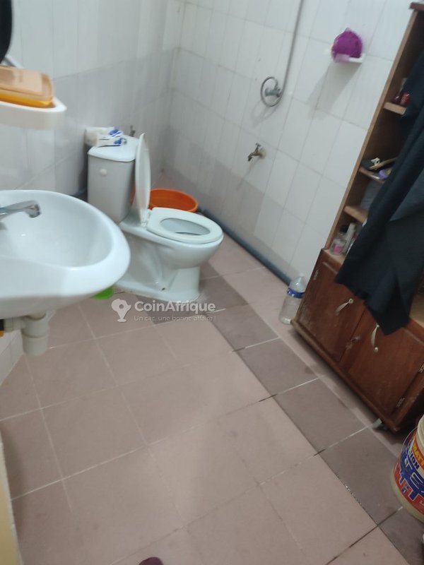 Magasin entièrement équipé avec mobilier haut de gamme et climatisation