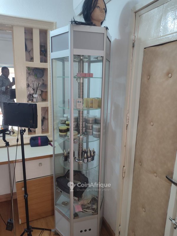 Magasin entièrement équipé avec mobilier haut de gamme et climatisation