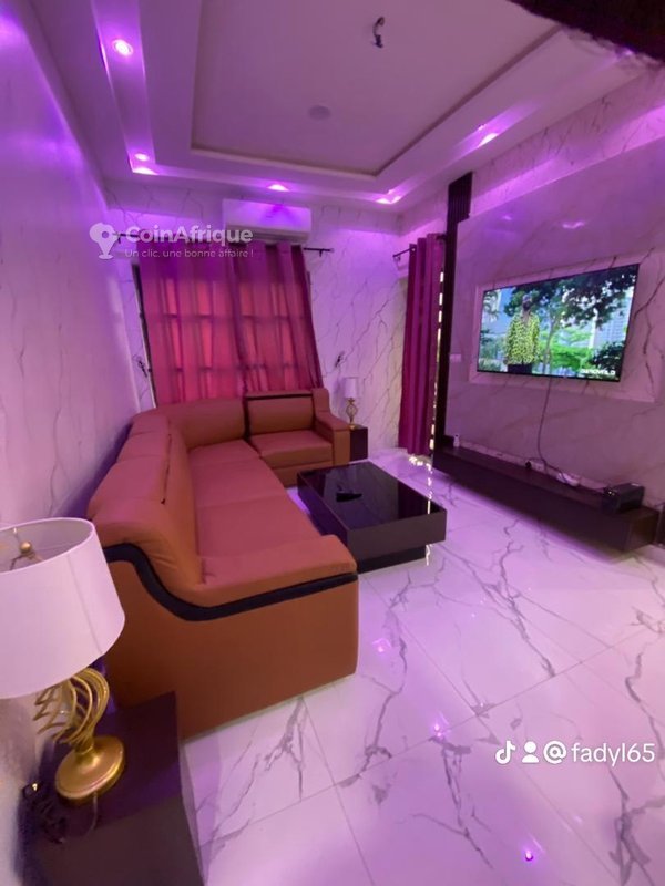 Appartement meublé de 3 pièces avec salon spacieux et disponibilité immédiate