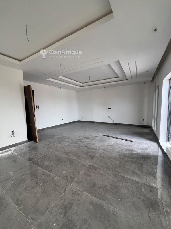 Appartement spacieux de 3 pièces avec terrasse et gardiennage 24h/24
