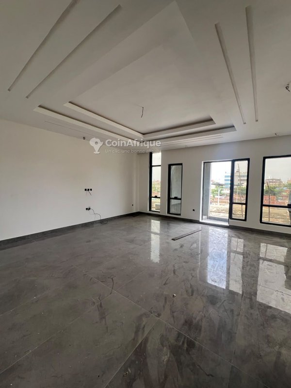 Appartement spacieux de 3 pièces avec terrasse et gardiennage 24h/24