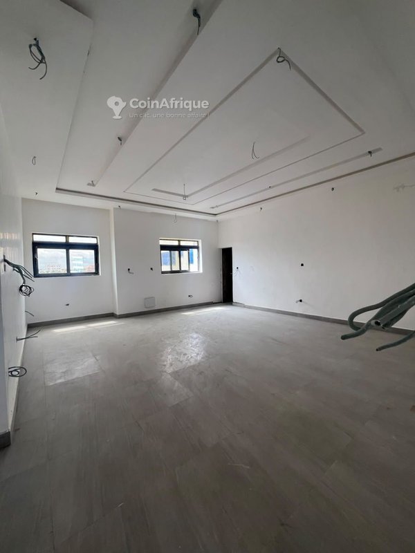 Appartement spacieux de 3 pièces avec terrasse et gardiennage 24h/24