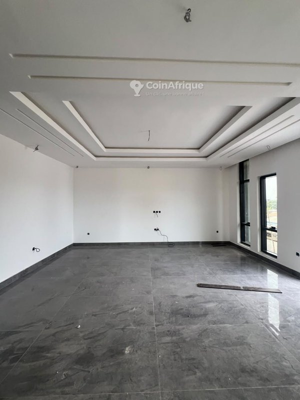 Appartement spacieux de 3 pièces avec terrasse et gardiennage 24h/24