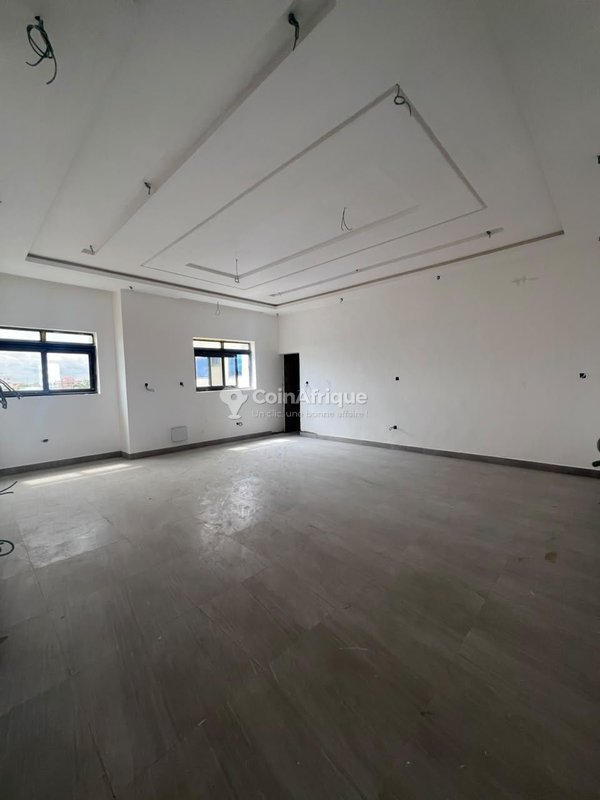 Appartement spacieux de 3 pièces avec terrasse et gardiennage 24h/24