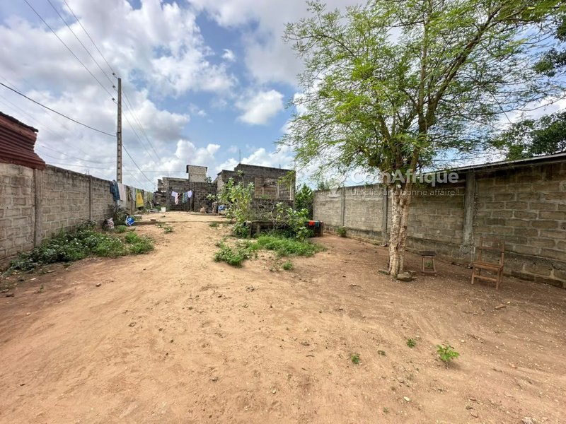 Terrain clôturé de 1014 m² avec titre foncier - Idéal pour construction résidentielle ou commerciale