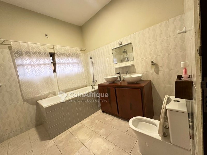 Villa luxueuse de 5 pièces avec piscine et espace vert