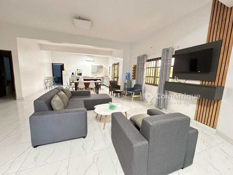 Villa luxueuse de 5 pièces avec piscine et espace vert