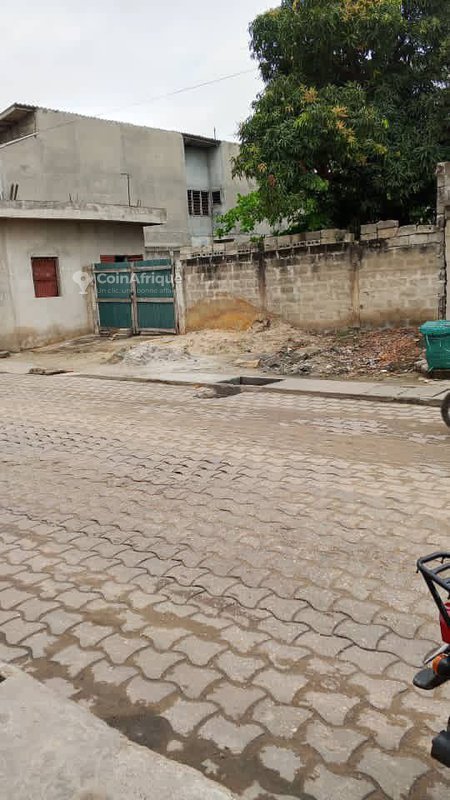 Terrain spacieux de 419 m² avec documents légaux complets à Vedoko