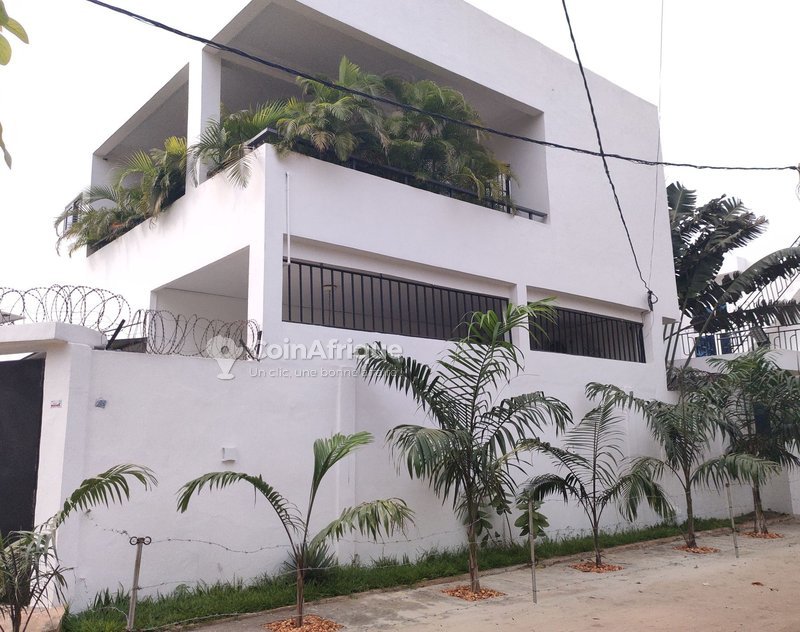 Villa luxueuse de 3 pièces avec roof top et jardin bien entretenu