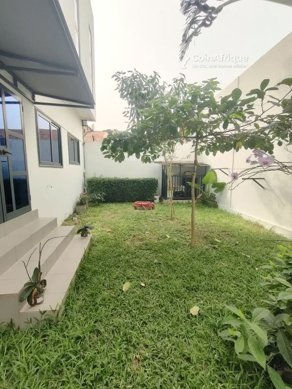 Villa luxueuse de 3 pièces avec roof top et jardin bien entretenu