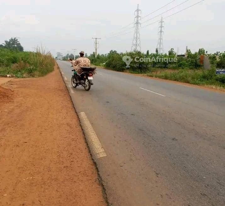 Terrain exceptionnel de 1520 m² en bordure de route goudronnée à proximité d'une église