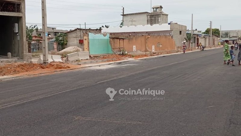 Terrain exceptionnel de 1520 m² en bordure de route goudronnée à proximité d'une église