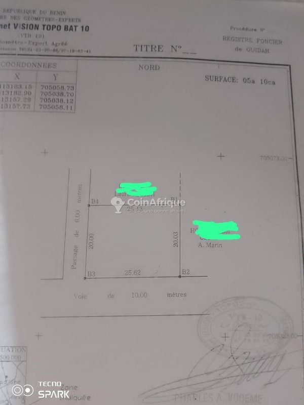 Terrain exceptionnel de 1520 m² en bordure de route goudronnée à proximité d'une église