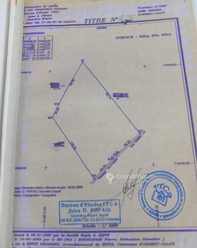 Terrain spacieux d'un hectare avec voies d'accès directes et proximité des commodités
