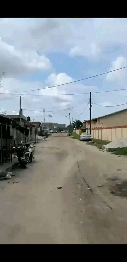 Terrain viabilisé avec 2 boutiques et documents légaux complets