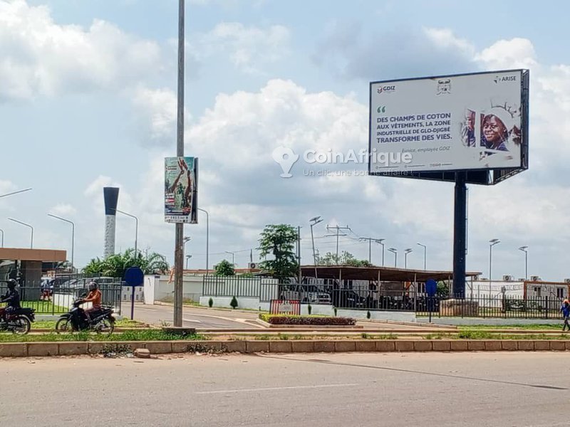 Terrain constructible de 450 m² avec titre foncier - Proximité zone industrielle