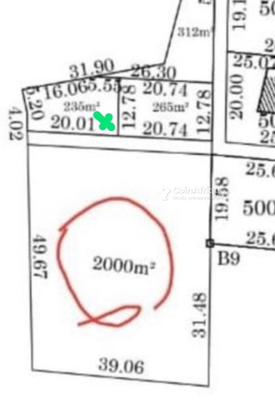 Terrain spacieux de 235 m² avec accès rapide à la route goudronnée