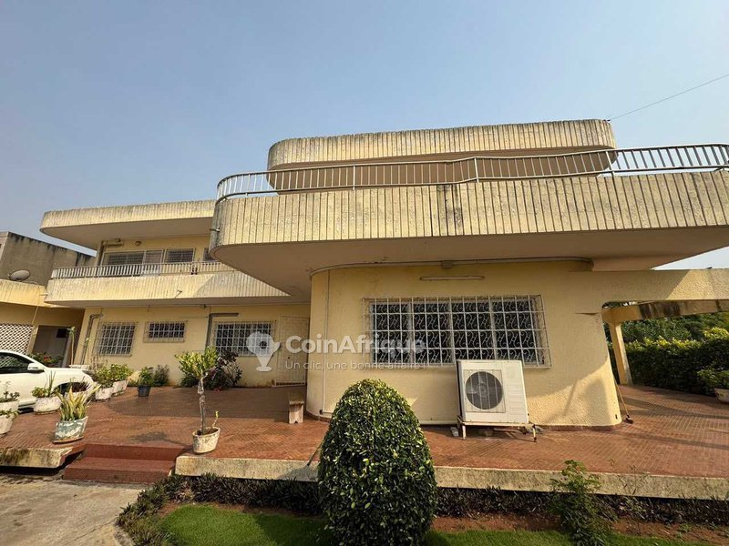 Villa luxueuse de 10 chambres avec jardin et terrasse spacieuse