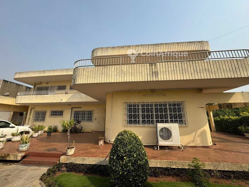 Villa luxueuse de 10 chambres avec jardin et terrasse spacieuse