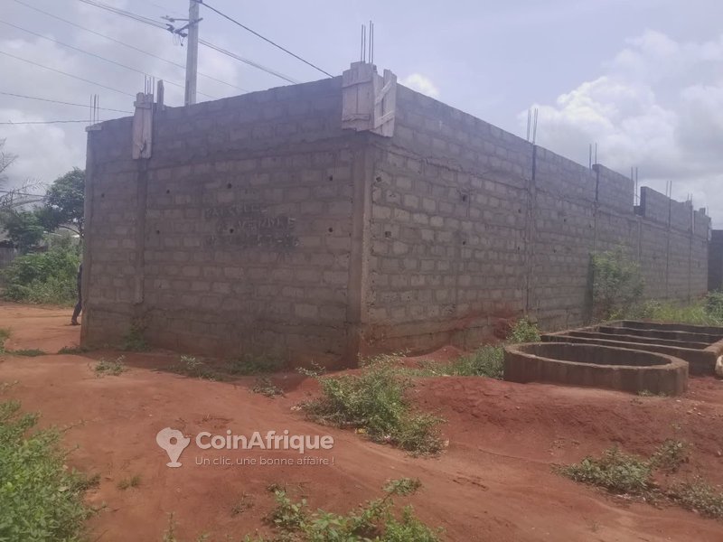 Terrain exceptionnel avec 9 boutiques sanitaires et titre foncier en angle de rue