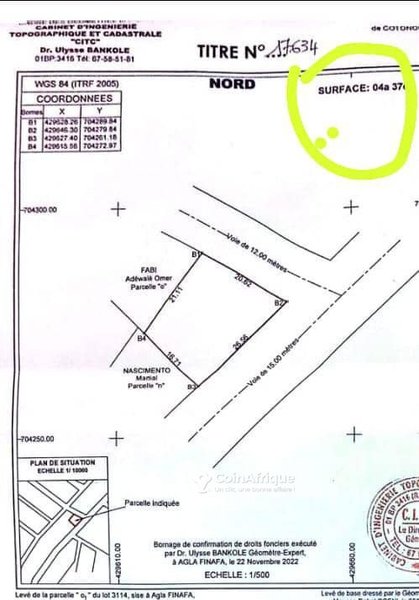 Terrain titré en angle de rue avec accès sécurisé et position stratégique