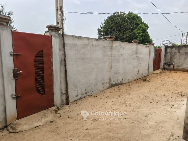 Villa spacieuse R+1 avec garage pour 3 véhicules et vaste cour