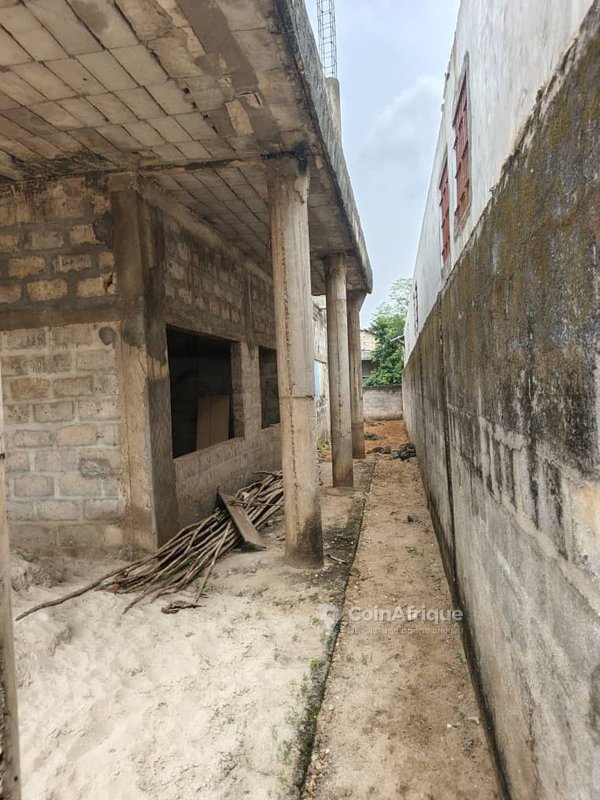 Villa spacieuse R+1 avec garage pour 3 véhicules et vaste cour