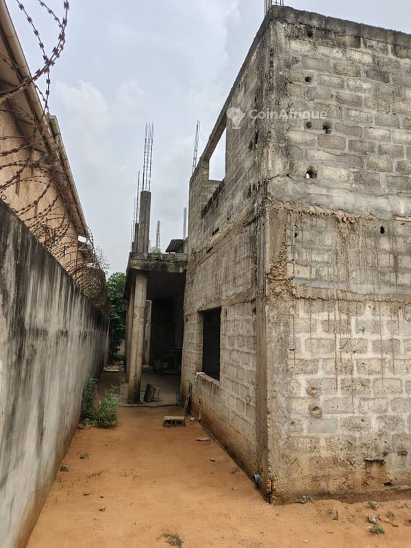 Villa spacieuse R+1 avec garage pour 3 véhicules et vaste cour