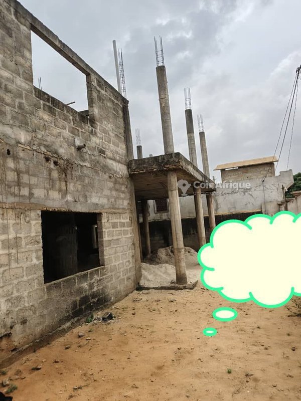 Villa spacieuse R+1 avec garage pour 3 véhicules et vaste cour