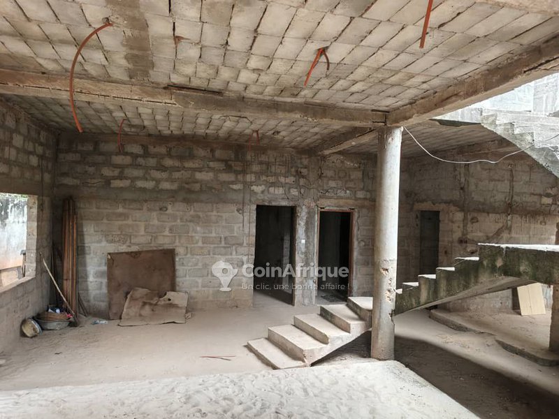 Villa spacieuse R+1 avec garage pour 3 véhicules et vaste cour