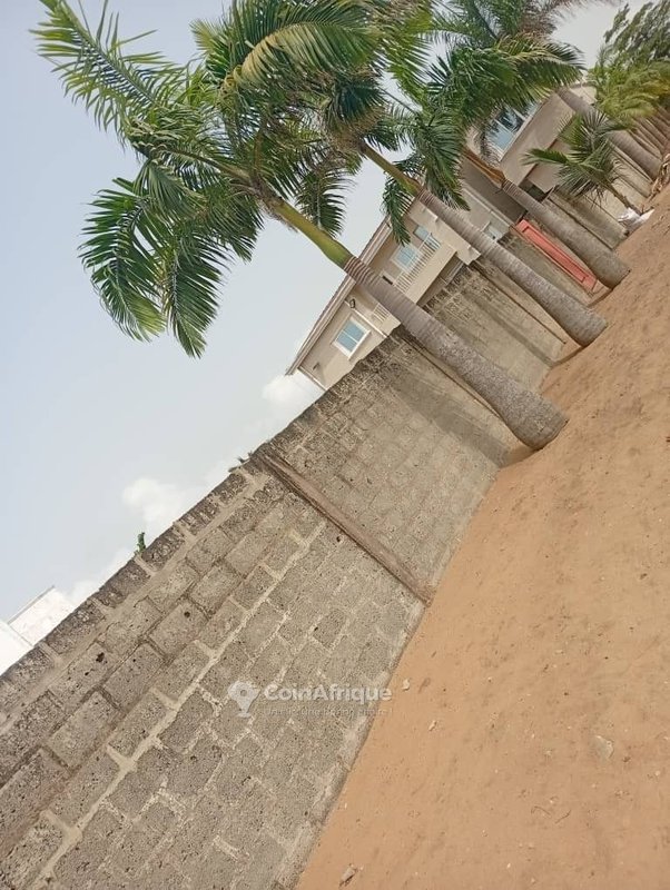 Terrain clôturé avec titre foncier - Opportunité exceptionnelle à Fidjrossè