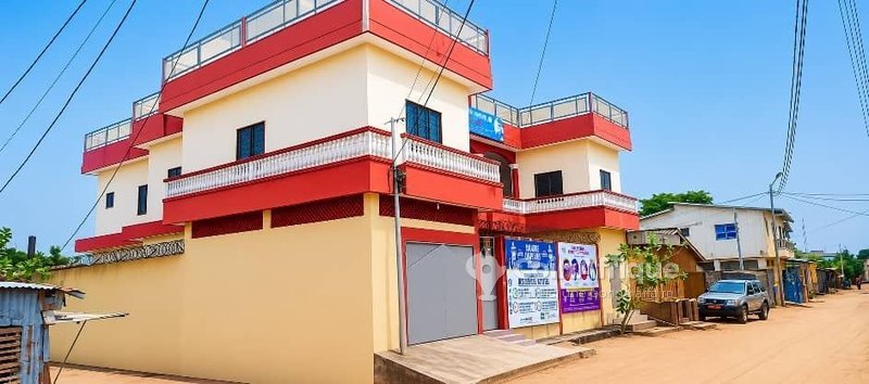 Villa luxueuse de 10 pièces avec garage et boutique intégrée