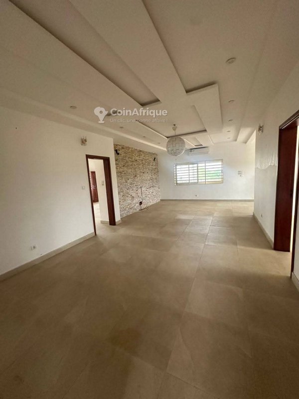 Villa spacieuse de 3 pièces avec garage et boutique en location