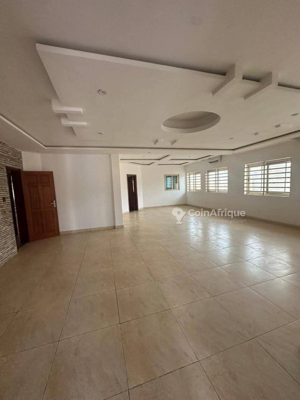 Villa spacieuse de 3 pièces avec garage et boutique en location