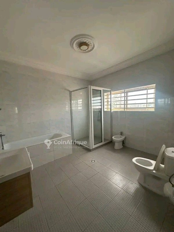 Villa spacieuse de 3 pièces avec garage et boutique en location
