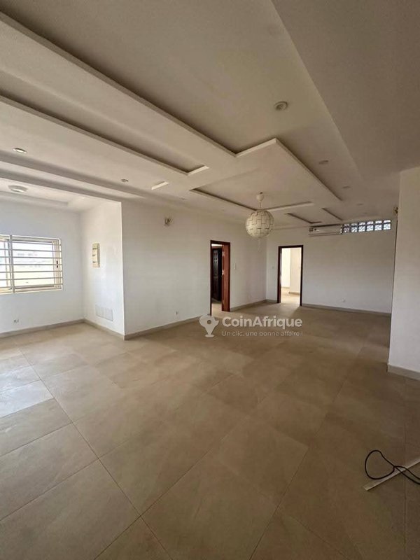 Villa spacieuse de 3 pièces avec garage et boutique en location