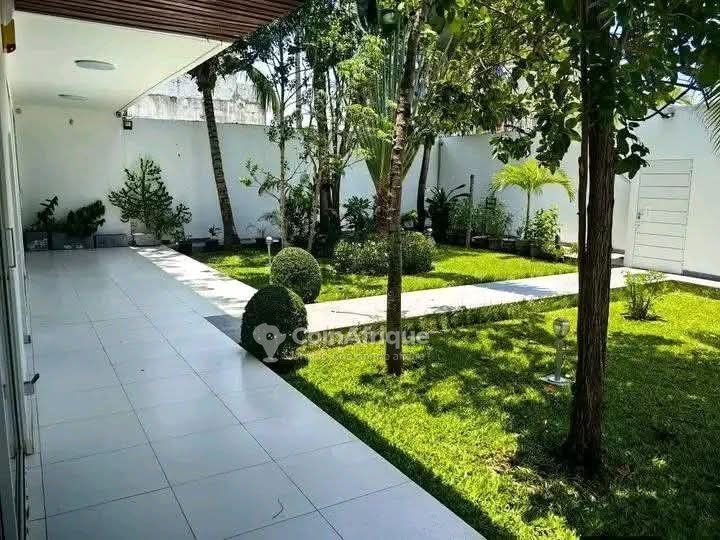 Villa luxueuse de 5 pièces avec jardin et garage double à Fidjrossè-Plage