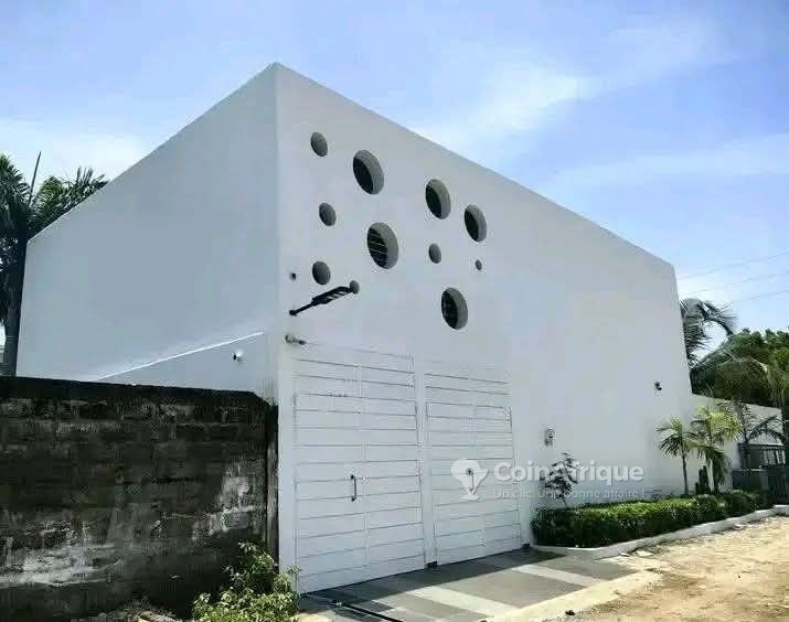 Villa luxueuse de 5 pièces avec jardin et garage double à Fidjrossè-Plage
