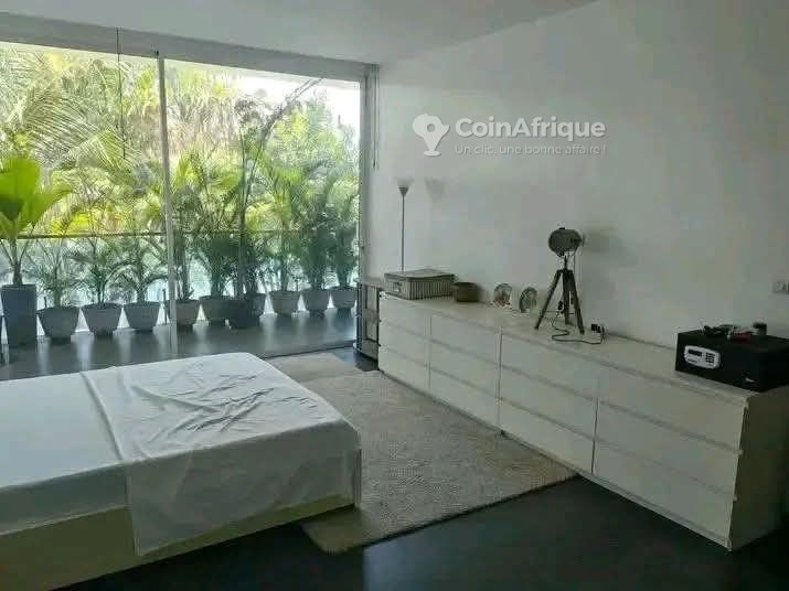 Villa luxueuse de 5 pièces avec jardin et garage double à Fidjrossè-Plage