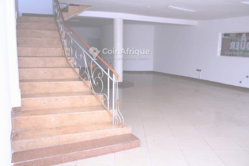 Bureau spacieux de 80 m² avec emplacement stratégique et visibilité maximale