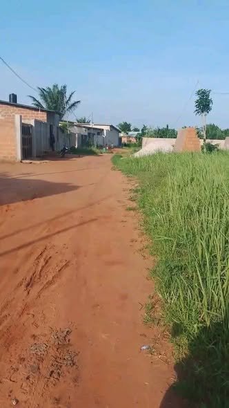 Terrain constructible de 2000 m² en zone résidentielle calme et bien située