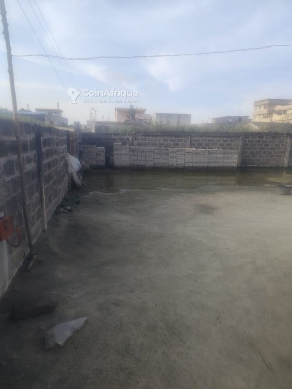 Terrain spacieux de 271 m² avec bâtiment en cours de construction